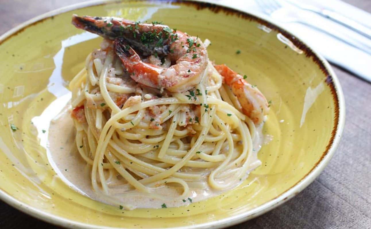 Enjoy Italian, Mediterranean and Pizza cuisine at Minted Lounge in Finsbury Park, London