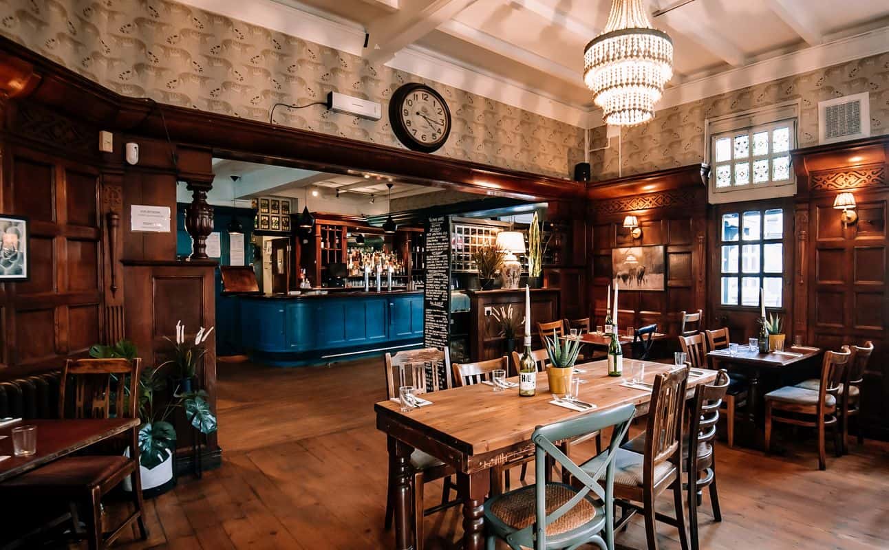 Enjoy BBQ, South African and Grill & barbeque cuisine at Park Tavern in Southfields, London