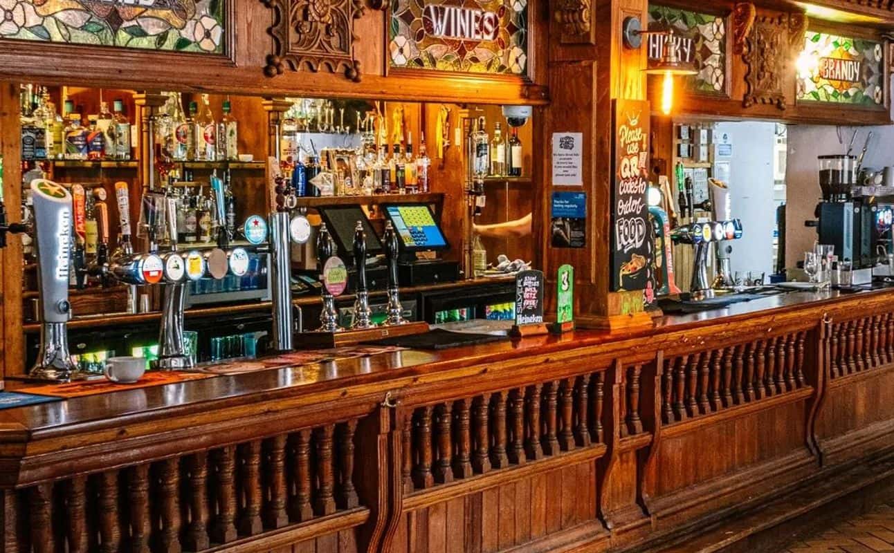 Enjoy Pizza, British, Italian, Bars & pubs and $$ cuisine at Luna Piena Pizzeria @ The Full Moon & Attic Bar in Stokes Croft, Bristol