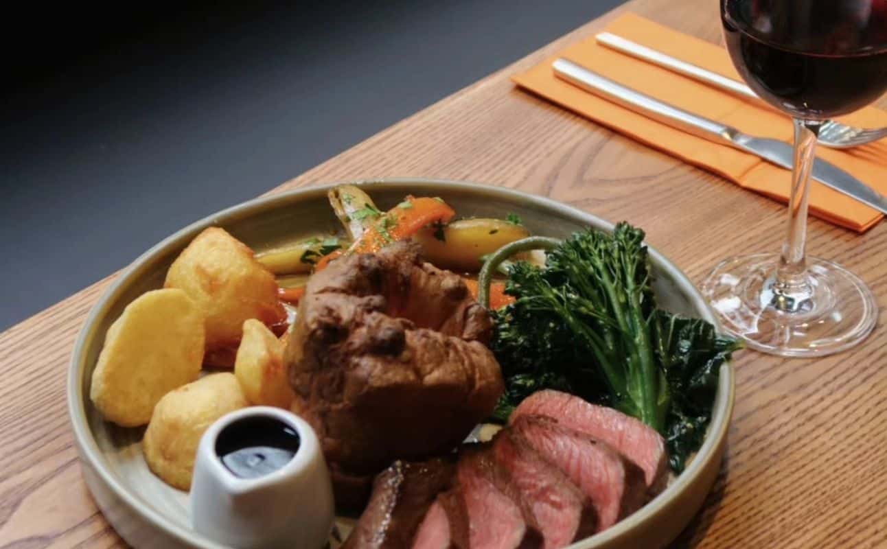 Enjoy European, Scottish, Vegetarian options, Restaurant, Indoor & outdoor seating, Table service, $$, Families, Groups, Special occasion and Date night cuisine at Epicures in West End, Glasgow