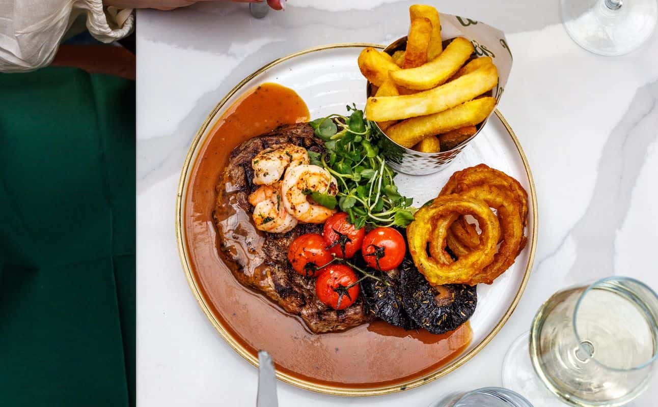 Enjoy International, European, Vegan options, Vegetarian options, Hotel restaurant, Child friendly, $$, Families, Groups and Special occasion cuisine at Leo's Bar at the Leonardo Royal Hotel Oxford in Wolvercote, Oxford