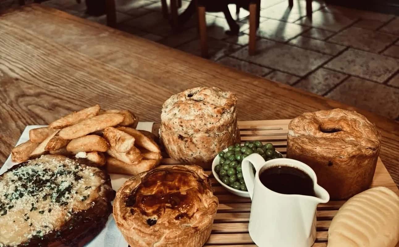 Enjoy British, Pub Food, Vegetarian options, Bars & pubs, Highchairs available, Indoor & outdoor seating, Table service, $ and Groups cuisine at The Lamb Tavern in Buckland, Oxford