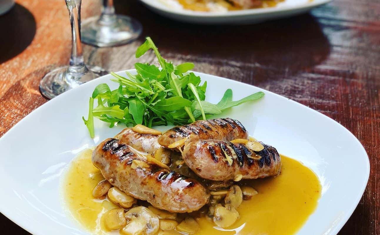 Enjoy Italian and Pizza cuisine at Lara's Restaurant in Finsbury Park, London